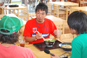 熊谷うどんを試食する土屋さん