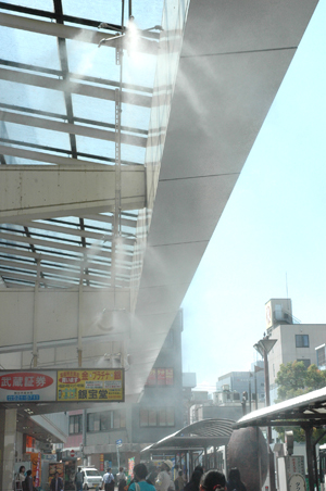 熊谷駅正面口冷却ミストの写真