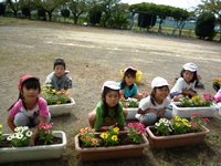 花を植える児童１０