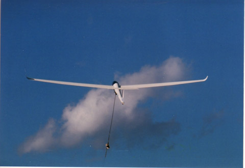 ウインチにより引き上げられるグライダーの写真