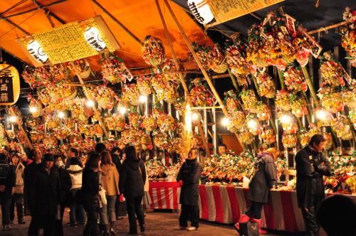 多くの人で賑わう酉の市