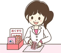 笑顔で薬の説明をする女性薬剤師