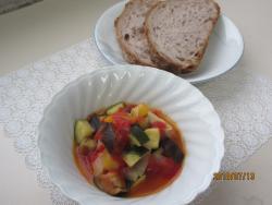 夏野菜のトマト煮ラタトゥイユの写真です。バゲットを添えておいしそうです。