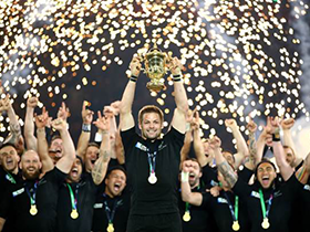 ウェブ・エリス・カップを掲げるニュージーランド選手