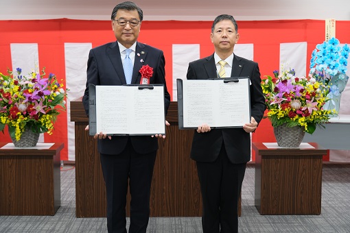 協定書の取り交しの様子です。小林市長と小金丸工場長が協定書を持っています。