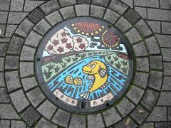 汚水のカラーデザインマンホール蓋の写真1