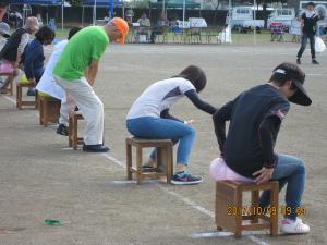 佐谷田地区大運動会地区対抗障害物リレーの様子