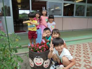 植栽を終えた園児たち・吉岡幼稚園