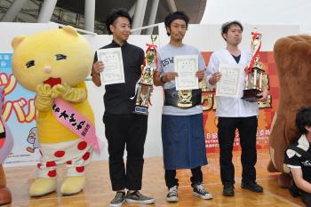 左から順に、3位の炭火ダイニングココロさん、優勝された熊谷つくね横丁角じろうさん、準優勝の鳥末本店さん