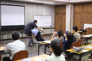 タックルを受ける村上さん