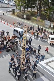 市役所前にて梯子乗り（上から撮影）