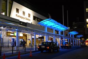 熊谷駅前ブルーライトアップ風景写真