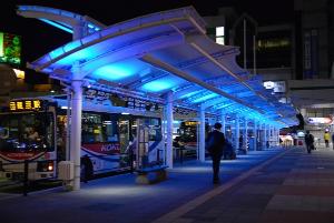 熊谷駅前バス停ブルーライトアップ風景