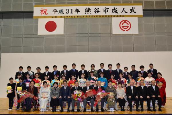熊谷市、熊谷市教育委員会、熊谷市選挙管理委員会の主催により開催しました。式典は市内の中学校卒業生32人の実行委員が運営し、新成人1,465人が出席しました。