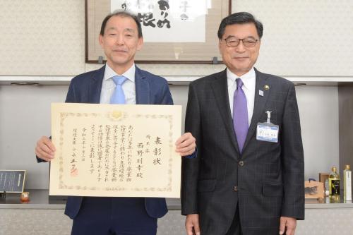 環境大臣賞を受賞した西野氏と小林市長