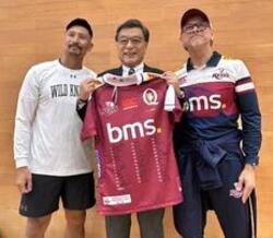 市長と内田啓介氏、レス キスヘッドコーチ