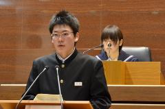 質問をするジュニア議員