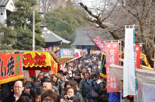 参道は大勢の人で賑わっていました