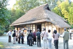 平山家住宅を見学する様子