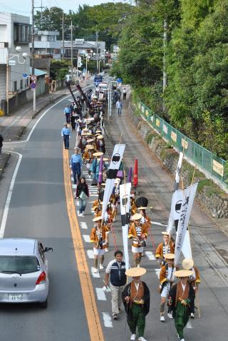 道中の皆さん、県道太田熊谷線を通る