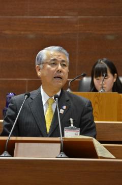 答弁を行う富岡市長