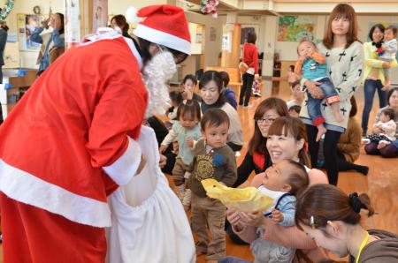 サンタクロースからプレゼントを受け取る子ども