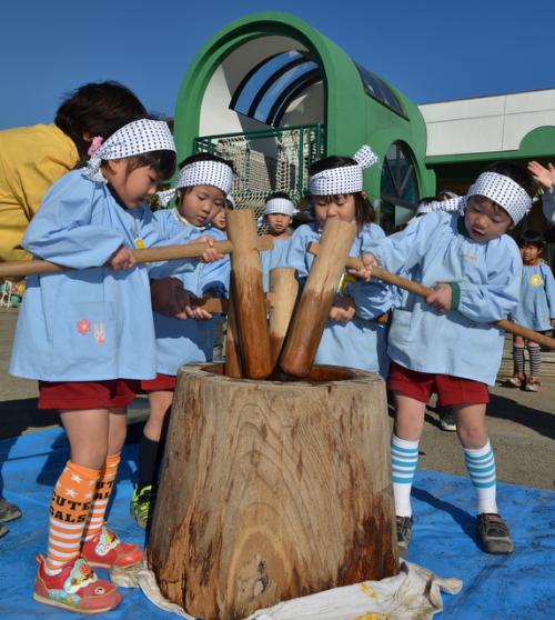 餅つきをする園児の写真