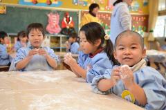 大福を食べて大満足の園児