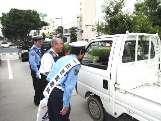 一日警察署長・熊谷警察署長と交通事故防止を呼びかける市長