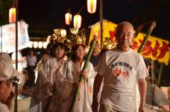 神社へ入る巫女さん