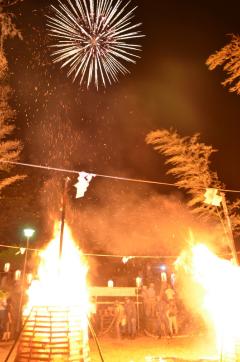 火柱と花火の競演