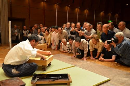 吉田碁盤店当主による「太刀盛り」の実演