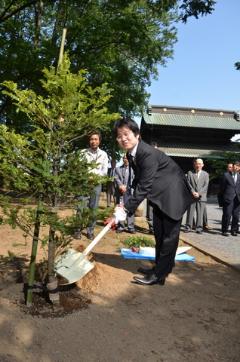 記念植樹をする山下本因坊