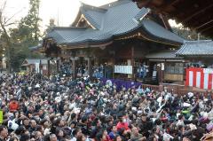 妻沼聖天山本殿前で豆まきが始まるのを待ち構えている観光客