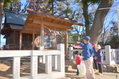 神社に福豆をまく家族