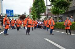 国道17号を練り歩く巡行祭の列