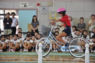 児童による自転車の模範演技