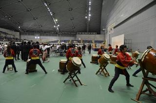 式典に先立ち和太鼓を演奏する熊谷陣屋太鼓保存会の皆様の様子