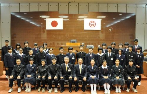 ジュニア議員と市長、熊谷市議会議長の記念撮影写真