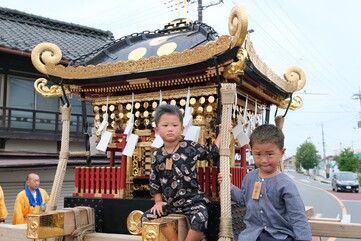 神輿と子ども