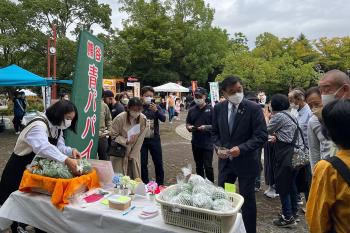 会場を視察する市長1