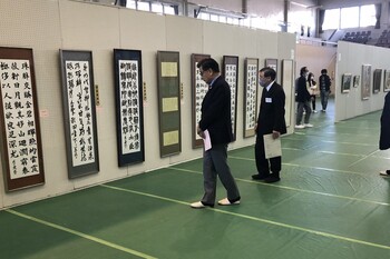 作品をご覧になる市長