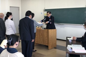 賞状を贈呈する様子