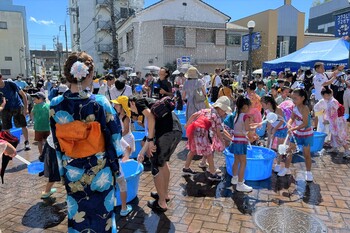 打ち水をする様子