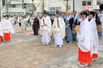 稚児行列に参列する市長1