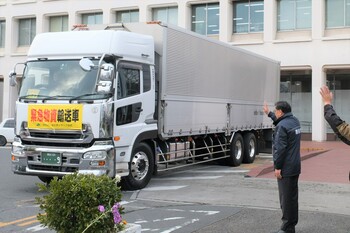 輸送車を見送る市長