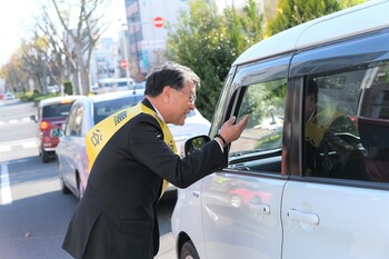 啓発品を配布する市長