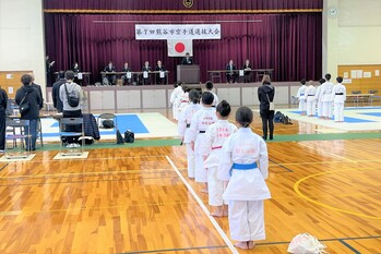 開会式で挨拶をする市長