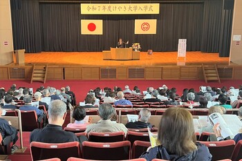学長記念講演をする市長