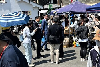手づくり市を視察する市長